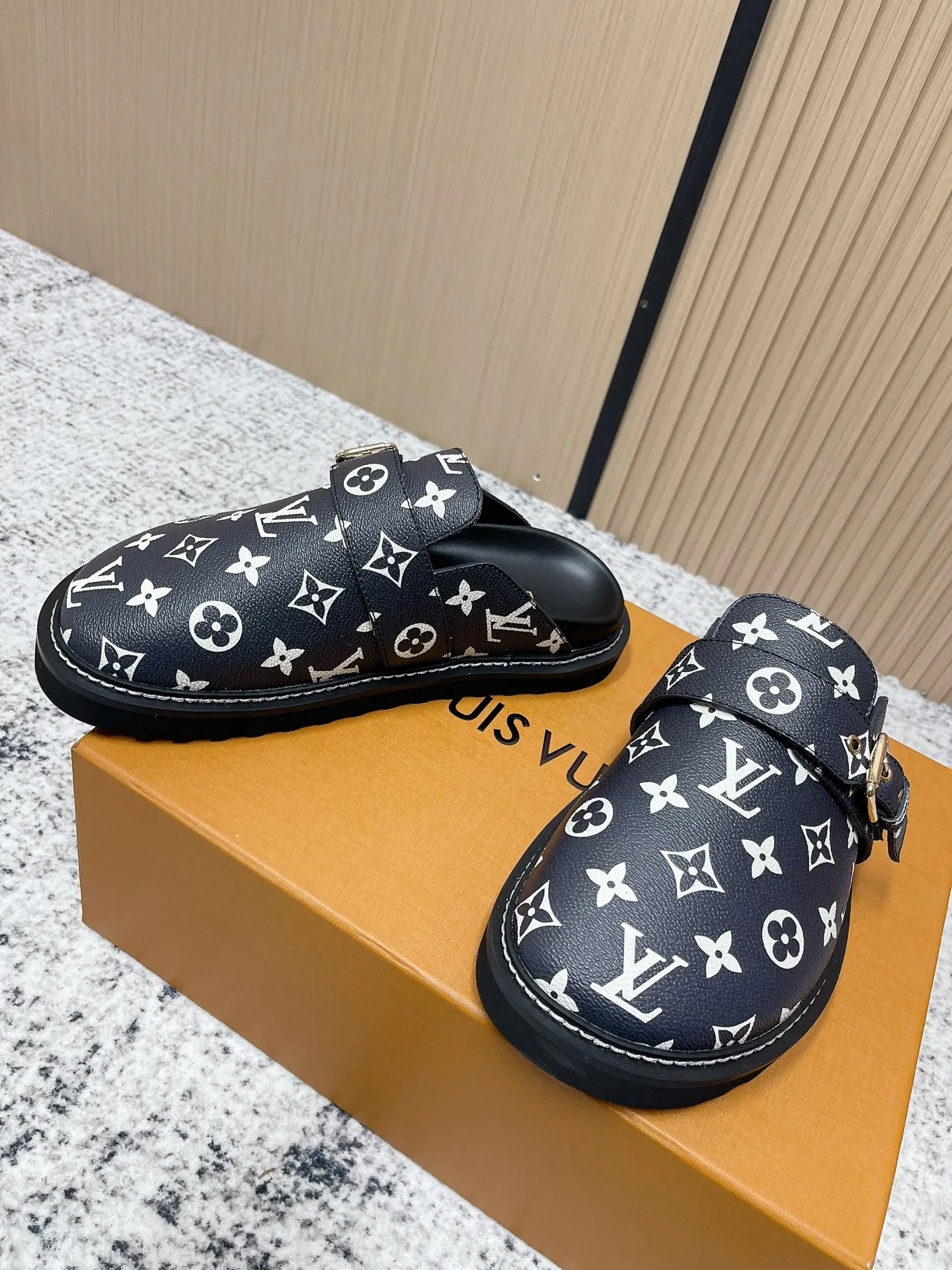 [L Family] P: 460💰 Size: 35-46 (female 40.41, male 45 46 custom-made) Top version Louis vuitton Lv new couple Birkenstock slippers. Cute and cute, not too good on the feet. Simple and high-end slingback design. Ready to wear and go. Good news for lazy people. Imported cowhide leather upper/imported old calico. Original hardware buckle, original molded high-density foam outsole.